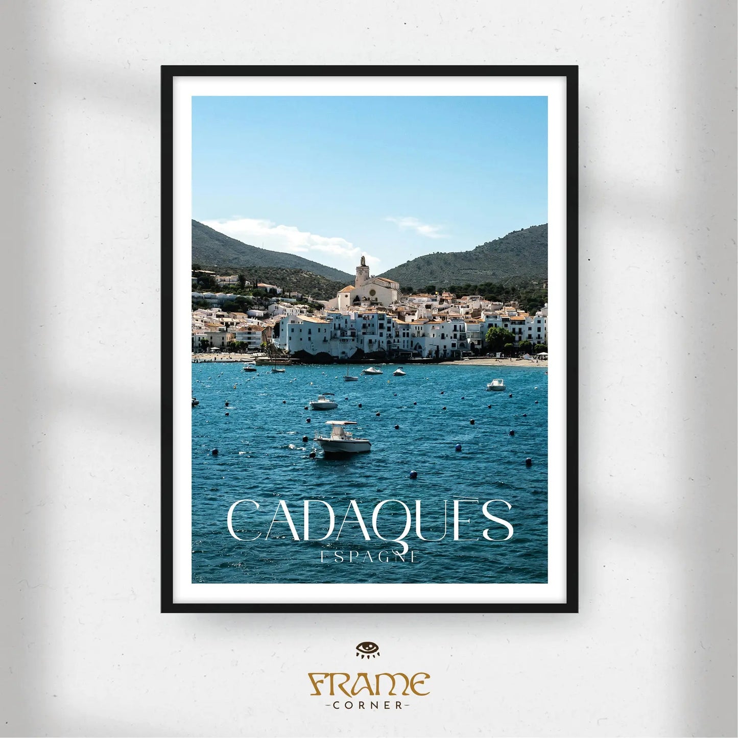 Affiche Cadaquès - Vue panoramique du port et du clocher Frame Corner